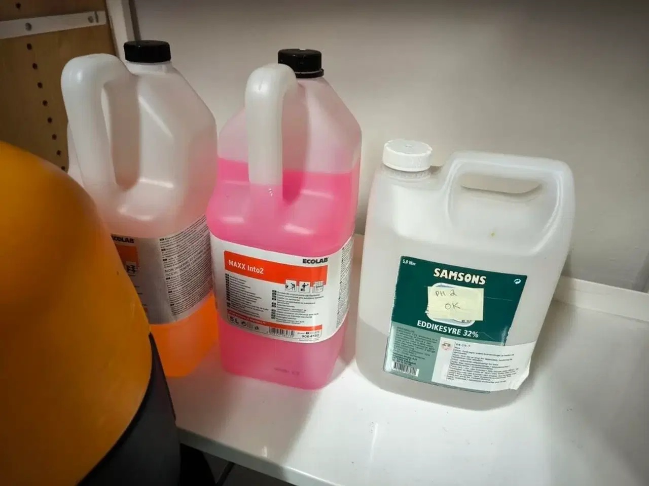 Billede 2 - Kemi på reolerne