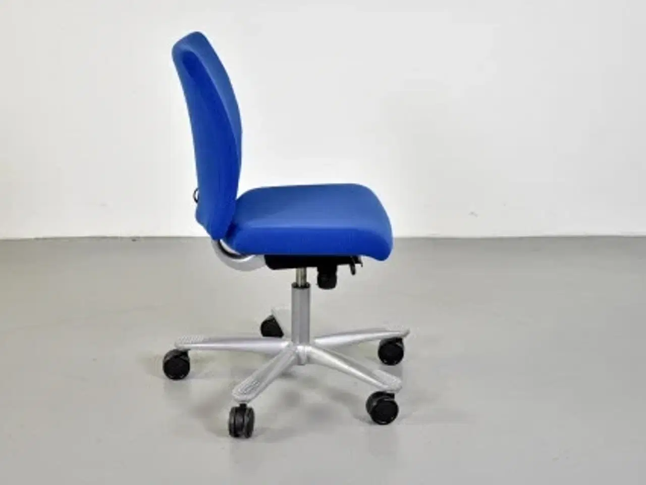 Billede 4 - Häg h04 credo 4200 kontorstol med blåt polster og gråt stel