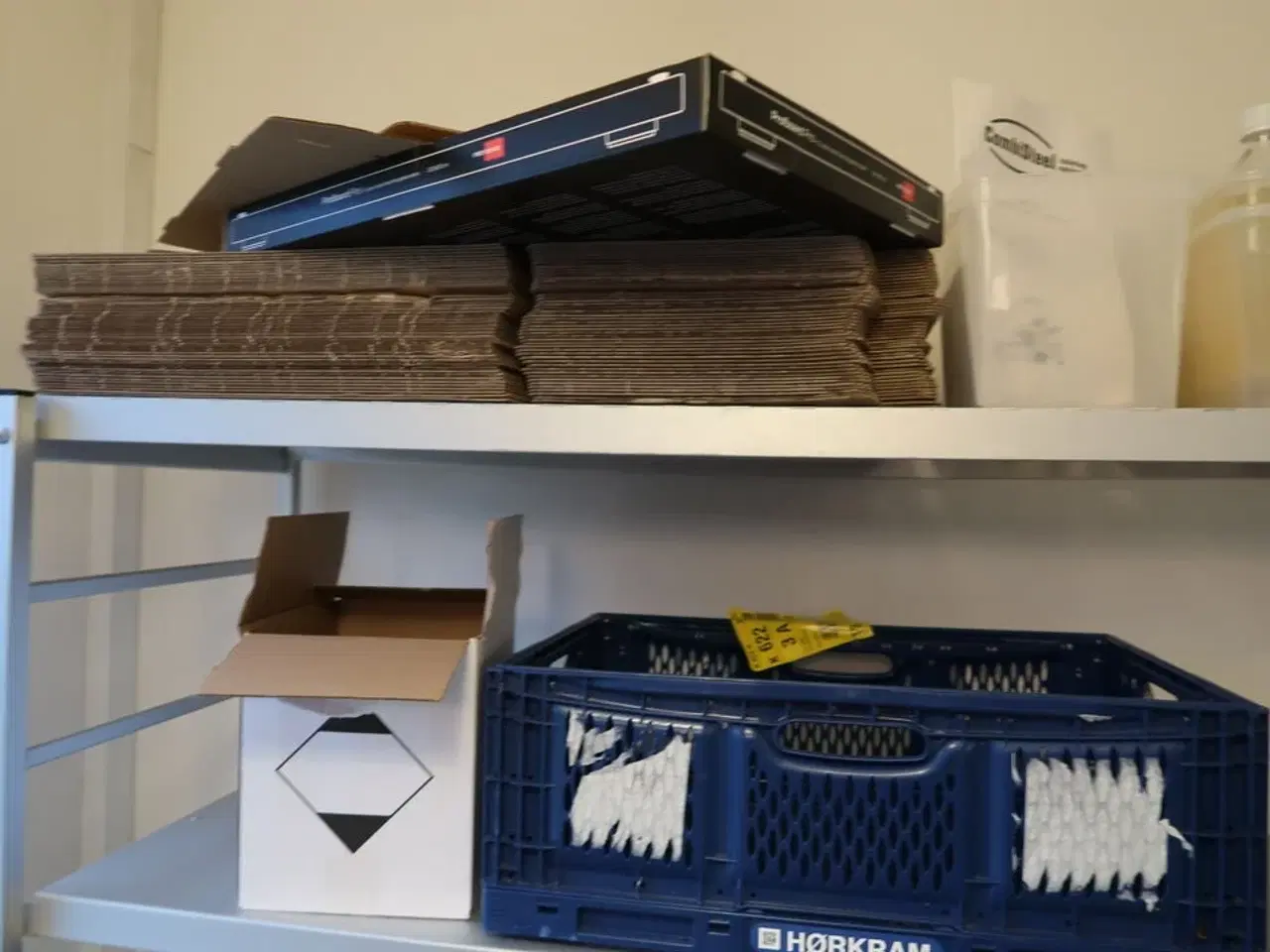 Billede 9 - 2 stk. fødevarereoler med div. Fødevarer, gryde m.m.