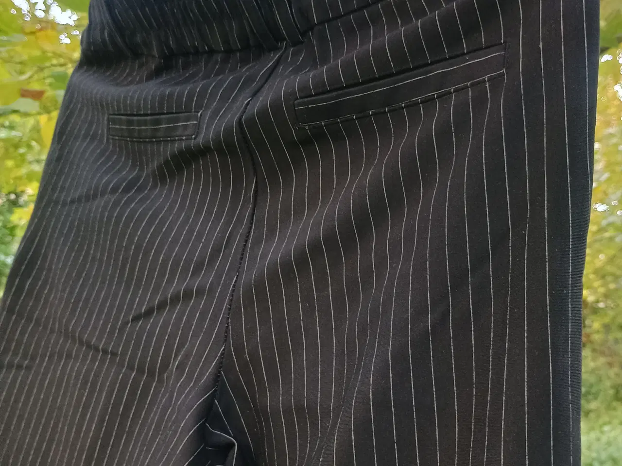 Billede 2 - Blazerbukser, sort med hvide striber, XS