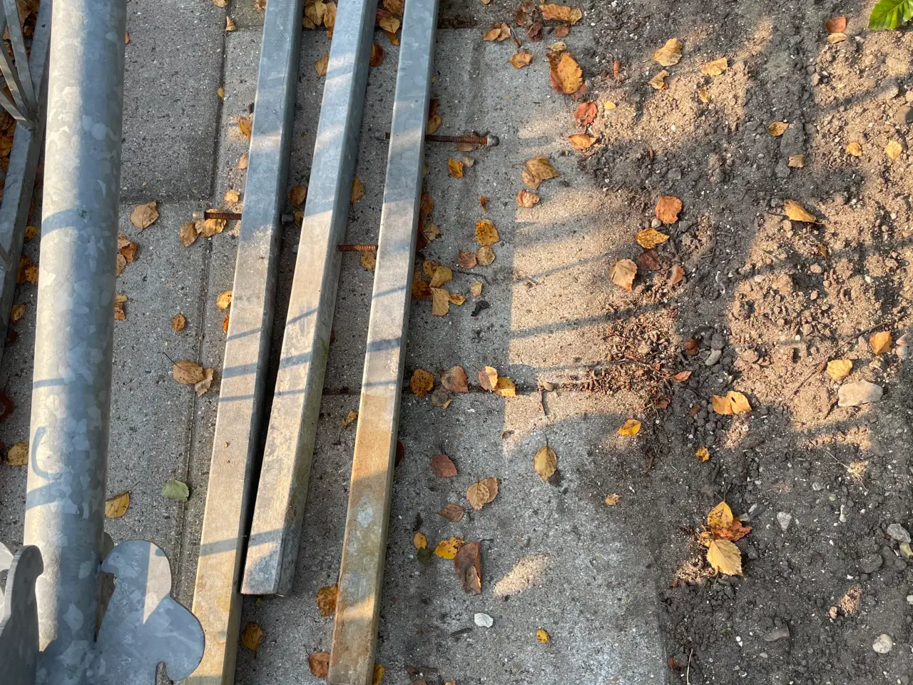 Billede 4 - Havehegn 2 stk galv. jern inkl. stolper 