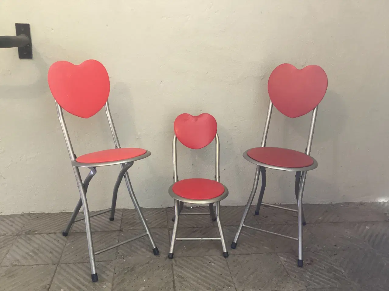 Billede 1 - 3 hjerteformede klapstole Af Lisbeth Dahl