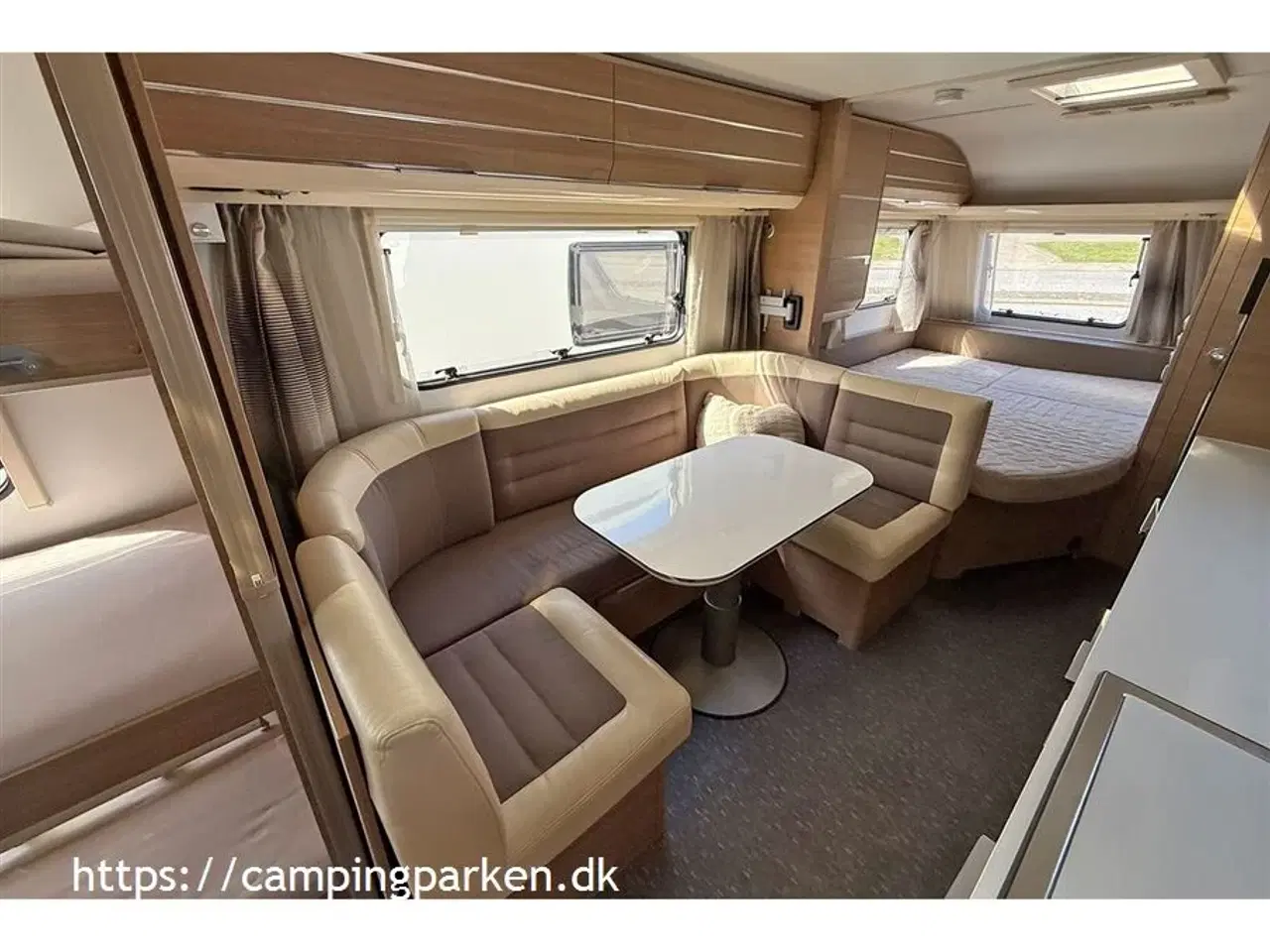 Billede 2 - 2017 - Adria Adora 613 PK   Ideel familevogn med mange sovepladser, 3 langsgående køjesenge og dobbeltseng