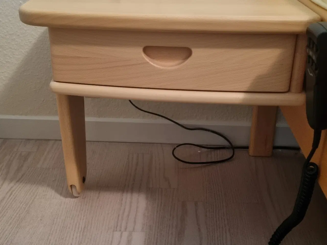 Billede 3 - Elevationsseng med natbord