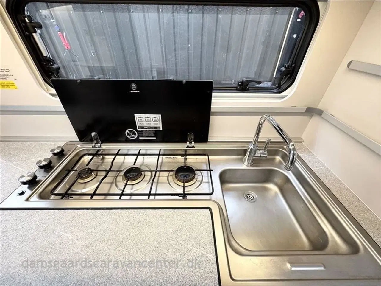 Billede 10 - 2022 - Adria Adora 593 UP   Queensbed-Gulvtemp.-Commodore 300 telt