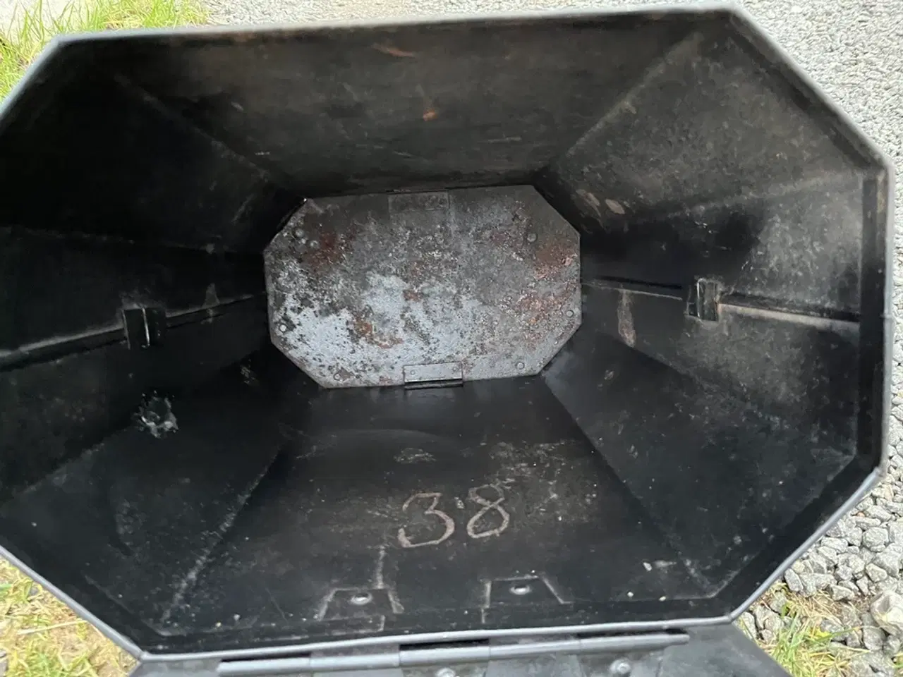 Billede 4 - Opbevaring kasse til brændeovns tilbehør. 