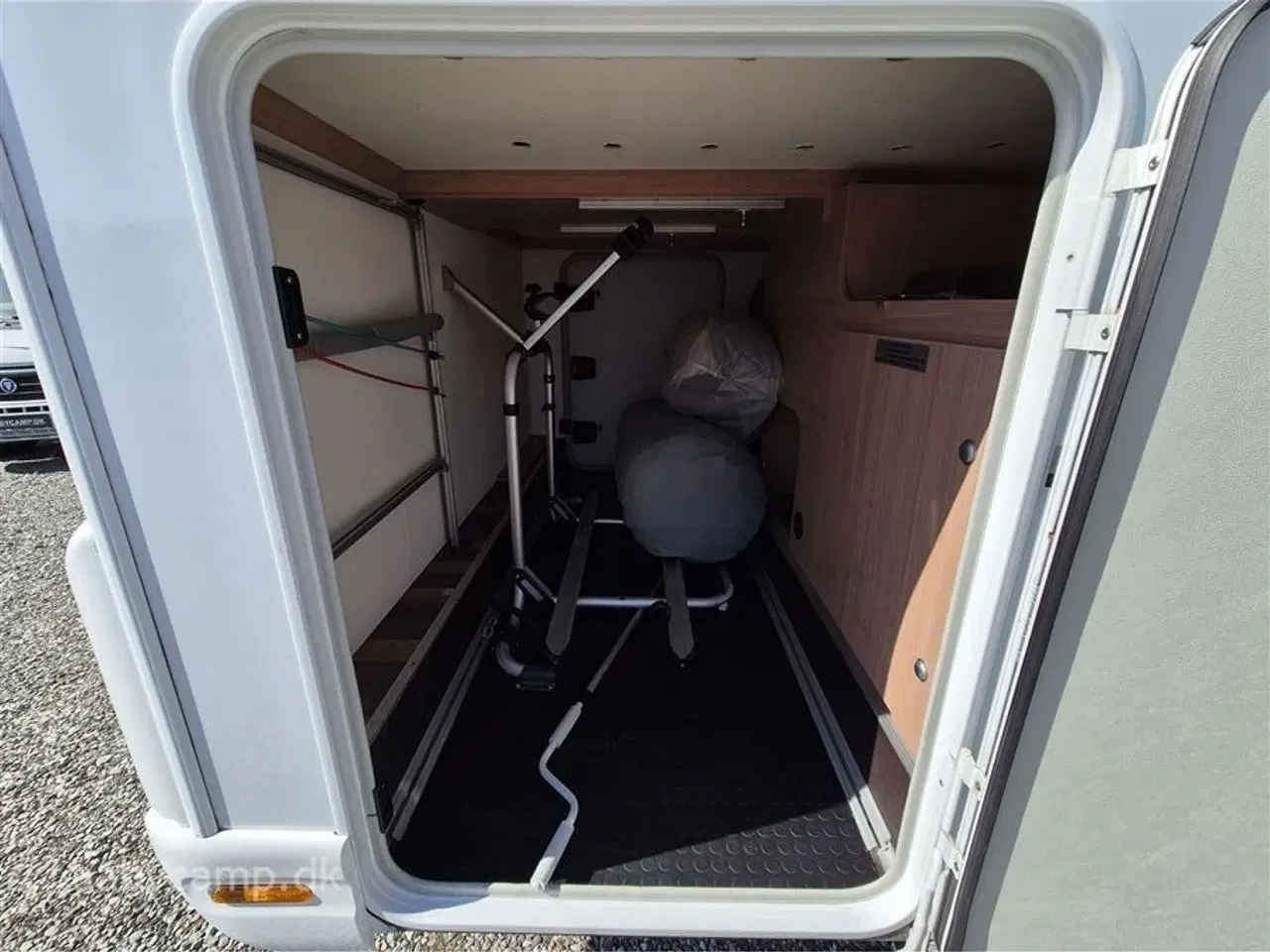 Billede 24 - 2016 - Knaus Sky I 650   Markise. solceller. lithium batteri. luftundervogn på bagaksel. Elektrisk indgangstrin. undervognsbehandlet.