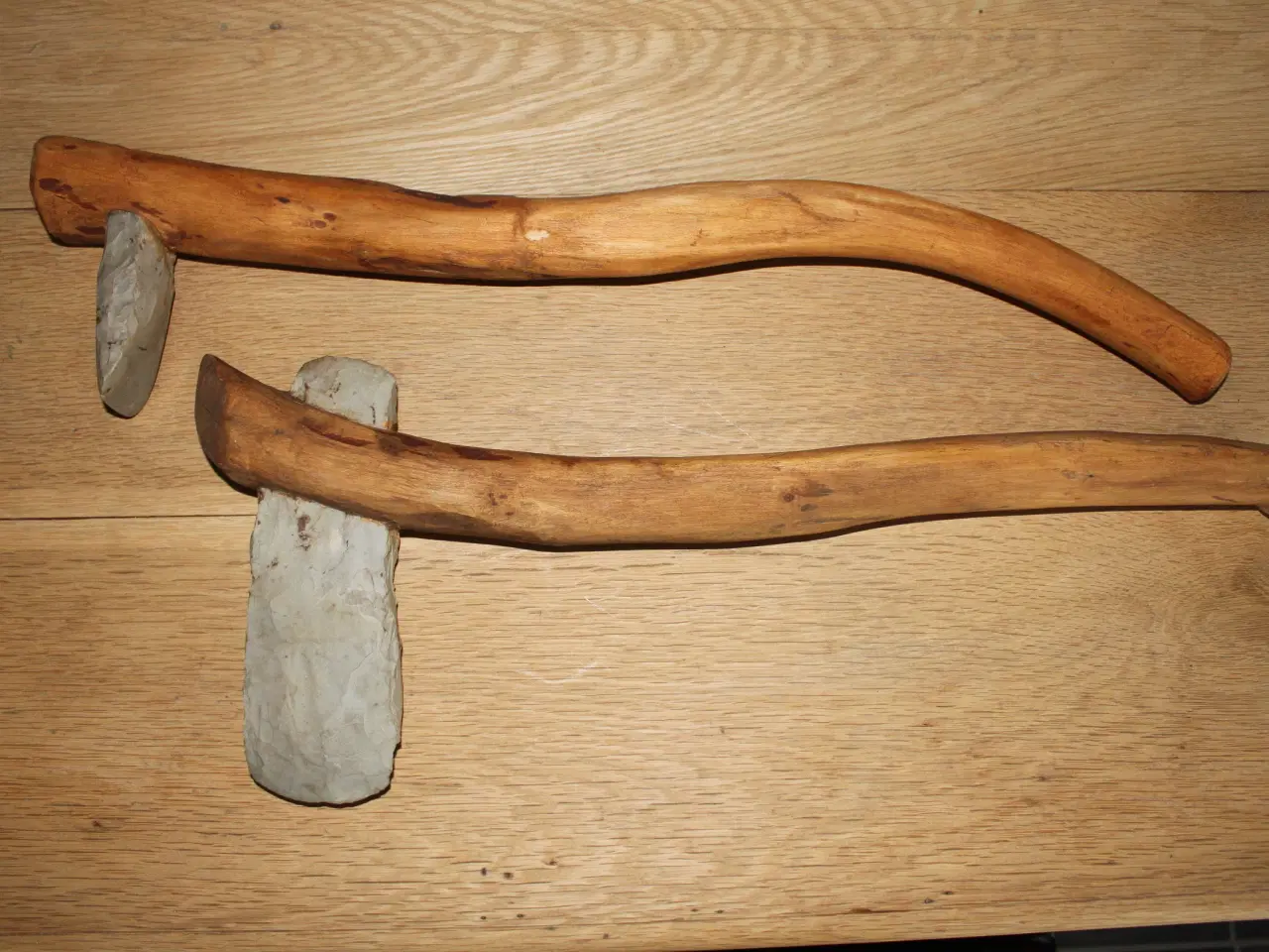 Billede 1 - Stenalder økser med træskaft