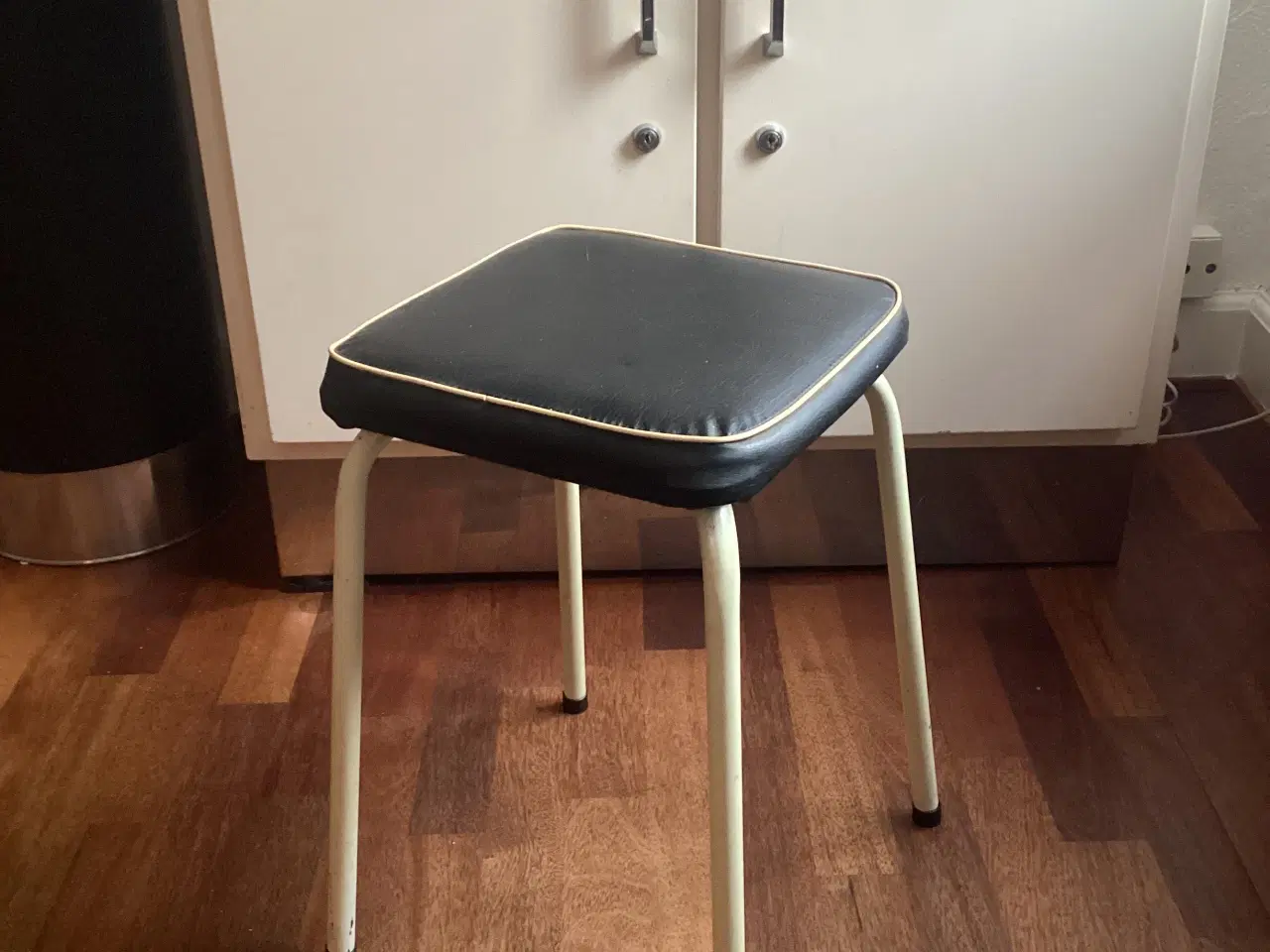 Billede 2 - Retro taburet med sort nappa sæde