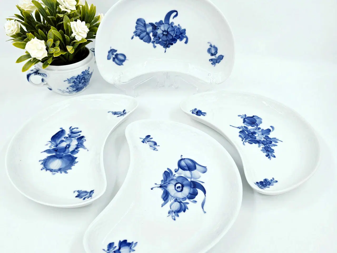 Billede 1 - Royal Copenhagen Blå Blomst Flettet Halvmåne Asiet