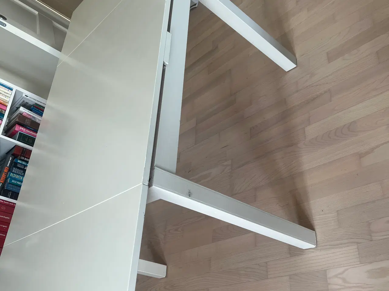 Billede 2 - Hvidt spisebord med 2 udtrækningsplader