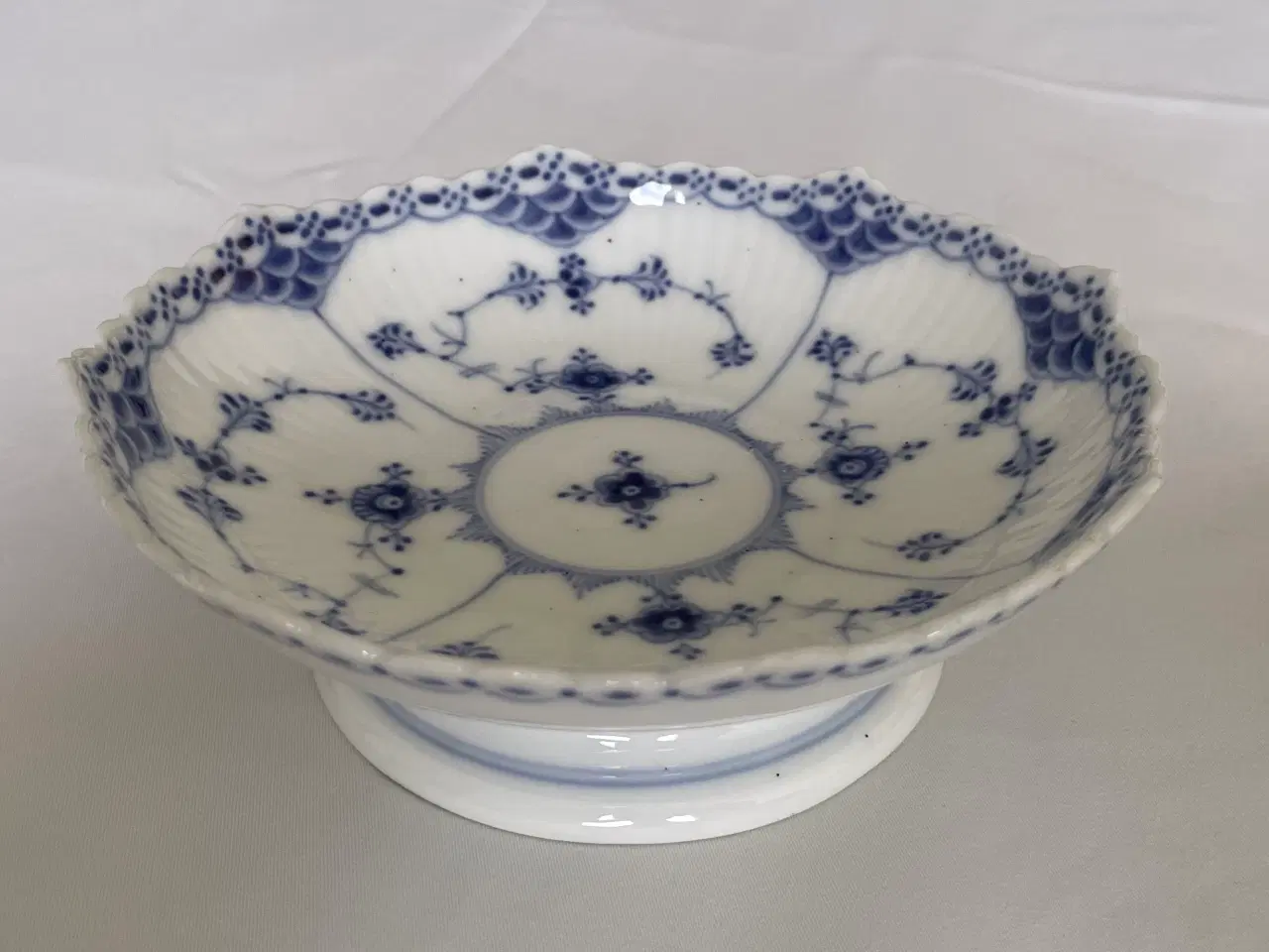 Billede 1 - Skål på fod, musselmalet halvblonde, Kgl. Porcelæn