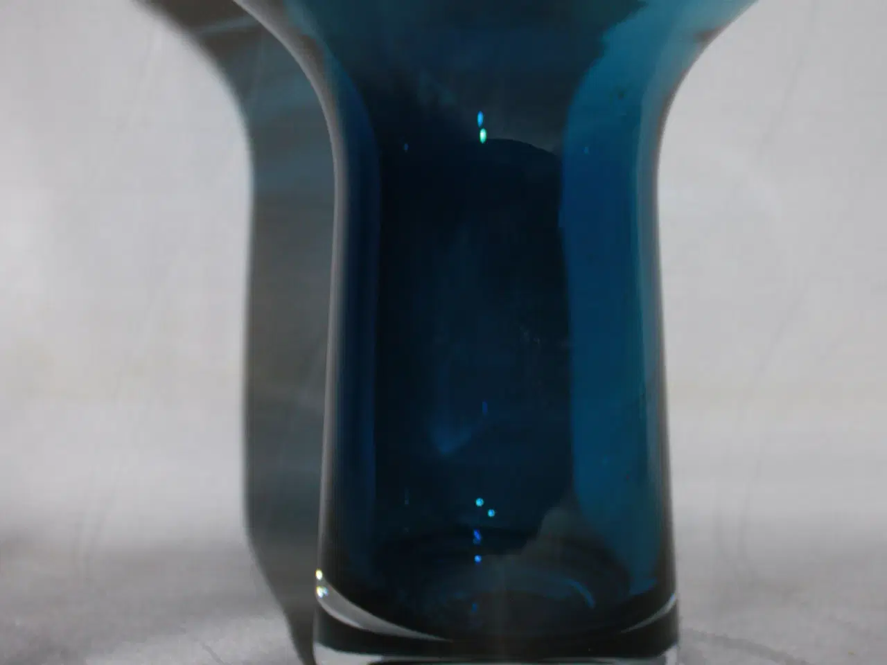 Billede 2 - XX  Lin Utzon,  Vase af blåt glas