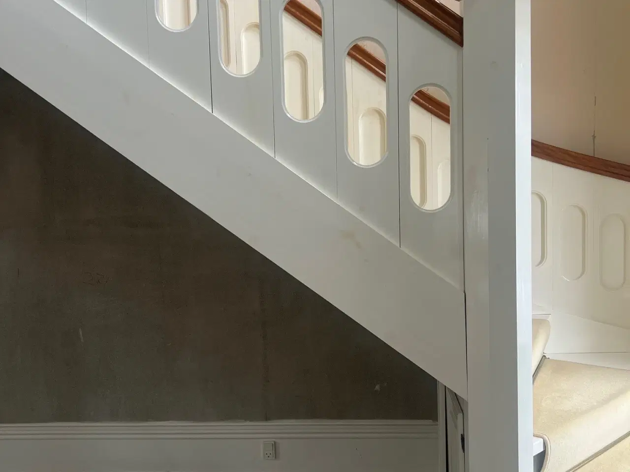 Billede 6 - Håndlavet snedker trappe i malet fyrtræ