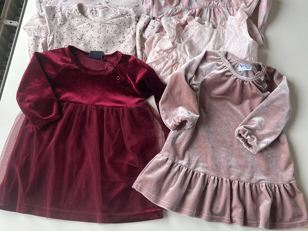 Billede 1 - pigetøj størrelse 74 