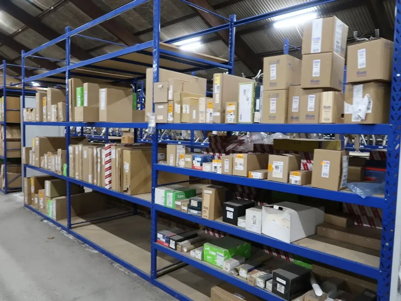 Billede 1 - Indhold i lagerreol