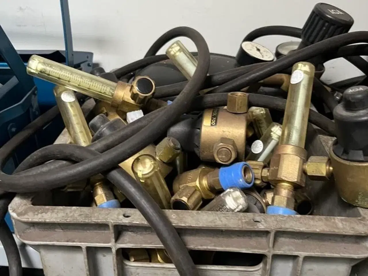 Billede 3 - Reol m. indhold: Ventiler, slanger mv.