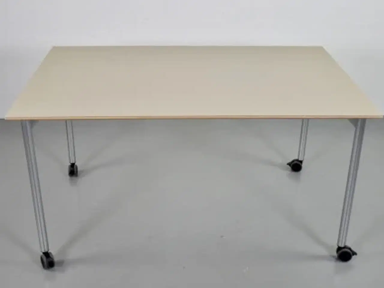 Billede 1 - Zeta konference-/mødebord med beige plade og alugrå ben, på hjul