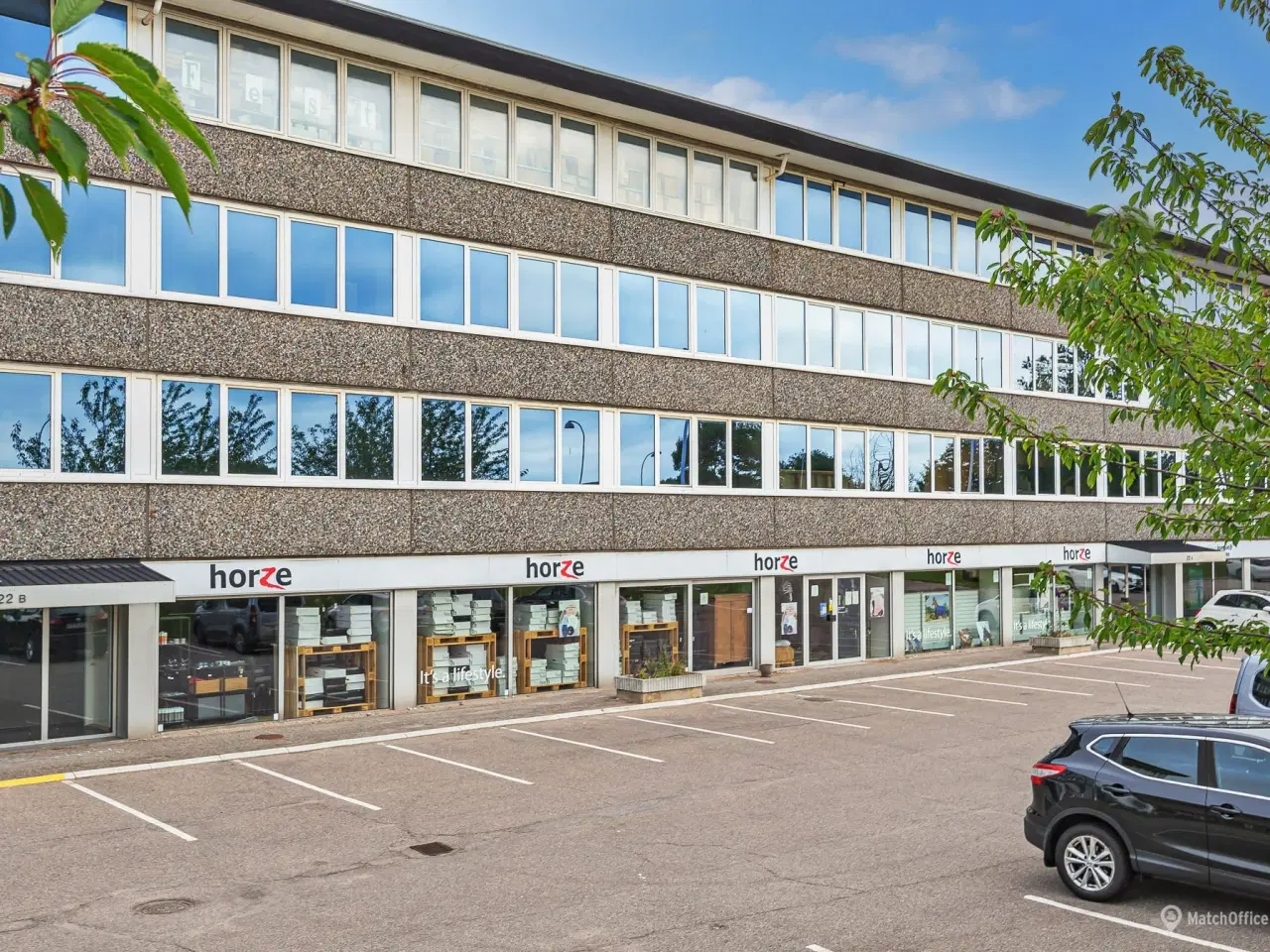 Billede 3 - Sort showroom med gode parkeringsforhold