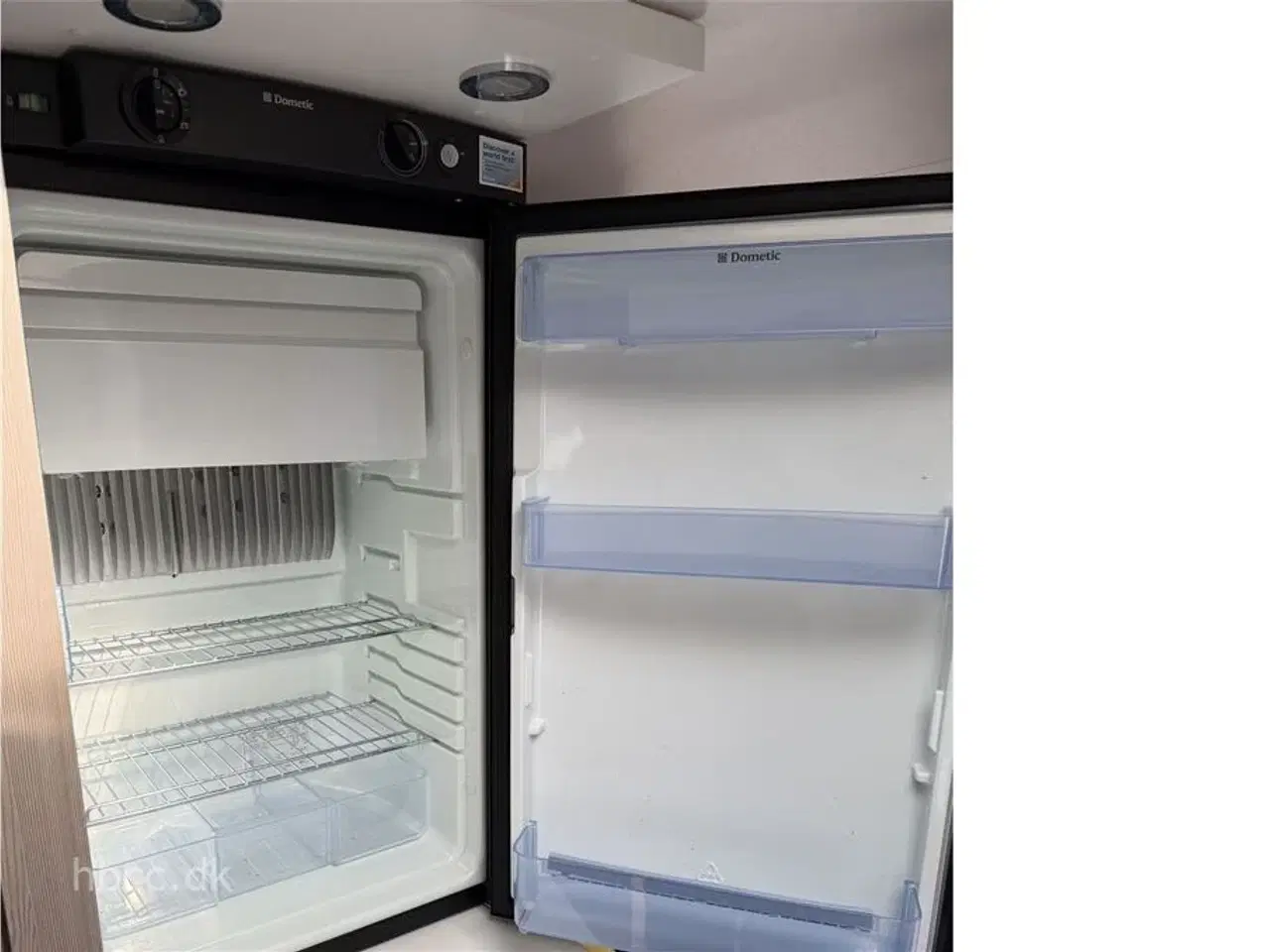 Billede 5 - 2012 - Adria Action 361 LH   Adria Action 361 LH – Let rejsevogn med fortelt og ikonisk design