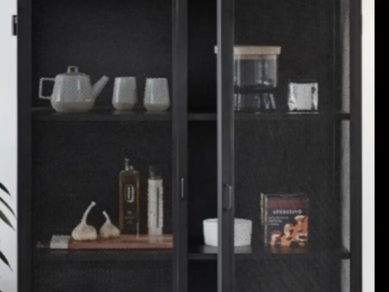 Billede 1 - Hübsch Edge Double tidsløst vitrineskab i metal