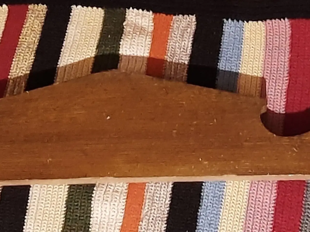 Billede 6 - Egetræs malet karlekammerskab.