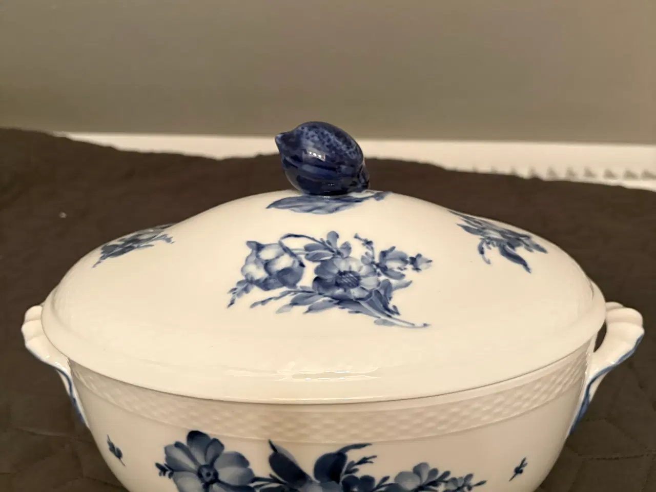 Billede 1 - Royal Copenhagen Blå Blomst flettet terrin med låg