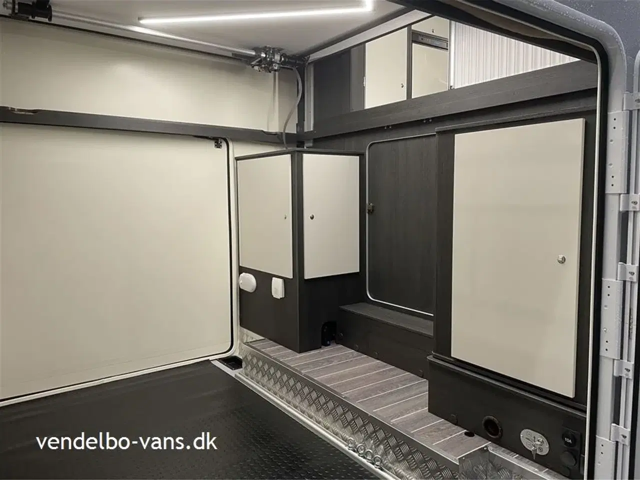 Billede 13 - 2024 - Rollerteam Kronos 290M Selekt   Kæmpe garage med ståhøjde som kan rumme en ATV - 300 kg belastning