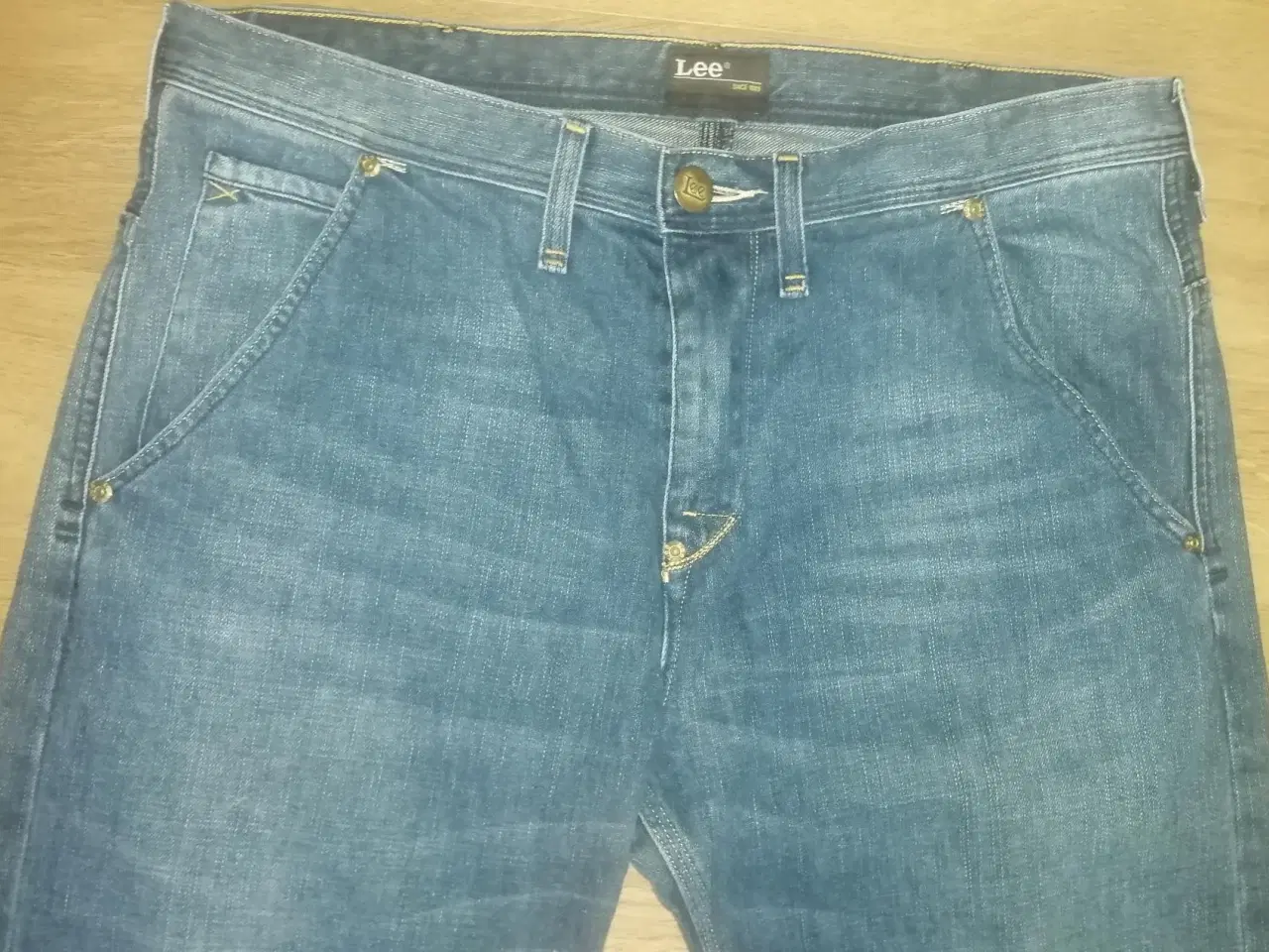 Billede 3 - LEE JEANS MED FLOTTE DETALJER W36/31, I FLOT STAND