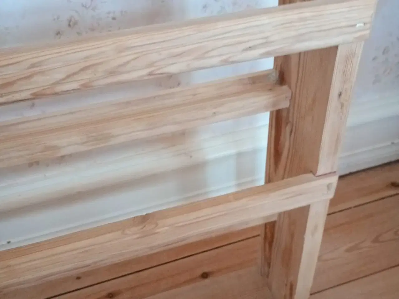 Billede 2 - Tallerkenrække i fyrretræ.