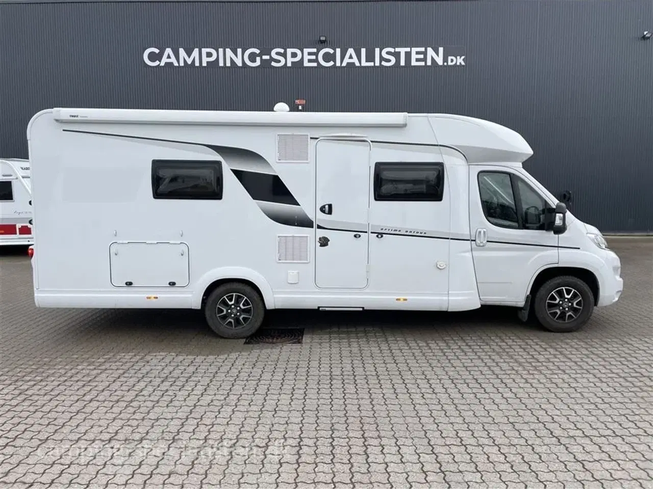 Billede 1 - 2023 - Hobby Optima On Tour T70 F   Så godt som ny – Hobby Optima On Tour T70 F fra 2023 – kan nu opleves hos Camping-Specialisten i Silkeborg