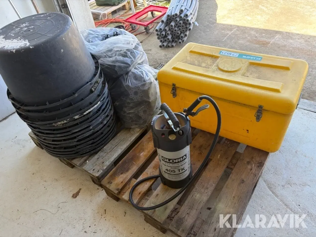 Billede 3 - Blandet lot 14 murebaljer, sprøjte, opklodsning til jernarmering og kasse