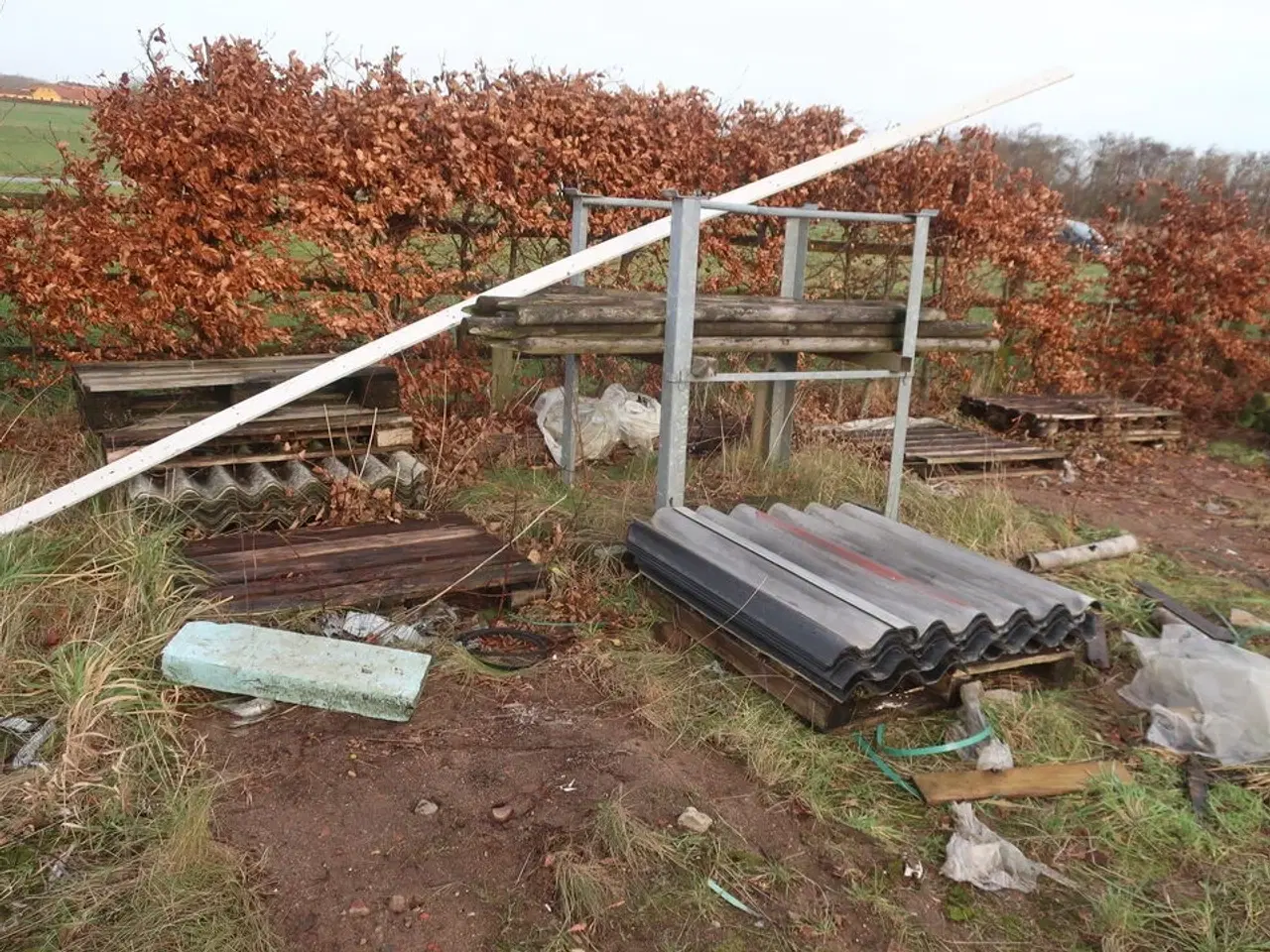 Billede 9 - Div. Barreller med træ, tagplader, stolper m.m.