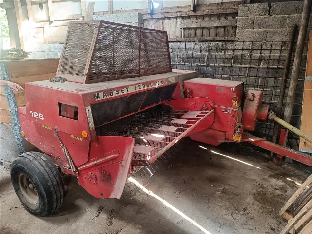 Billede 1 - Massey Ferguson 128 småballe presser