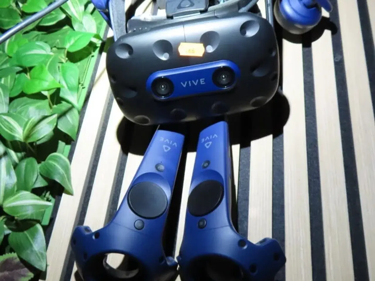 Billede 8 - VR sæt, 43"  monitor, VR Headset, HTC VIVE PRO EYE HMD, 2 stk. HTC Controller