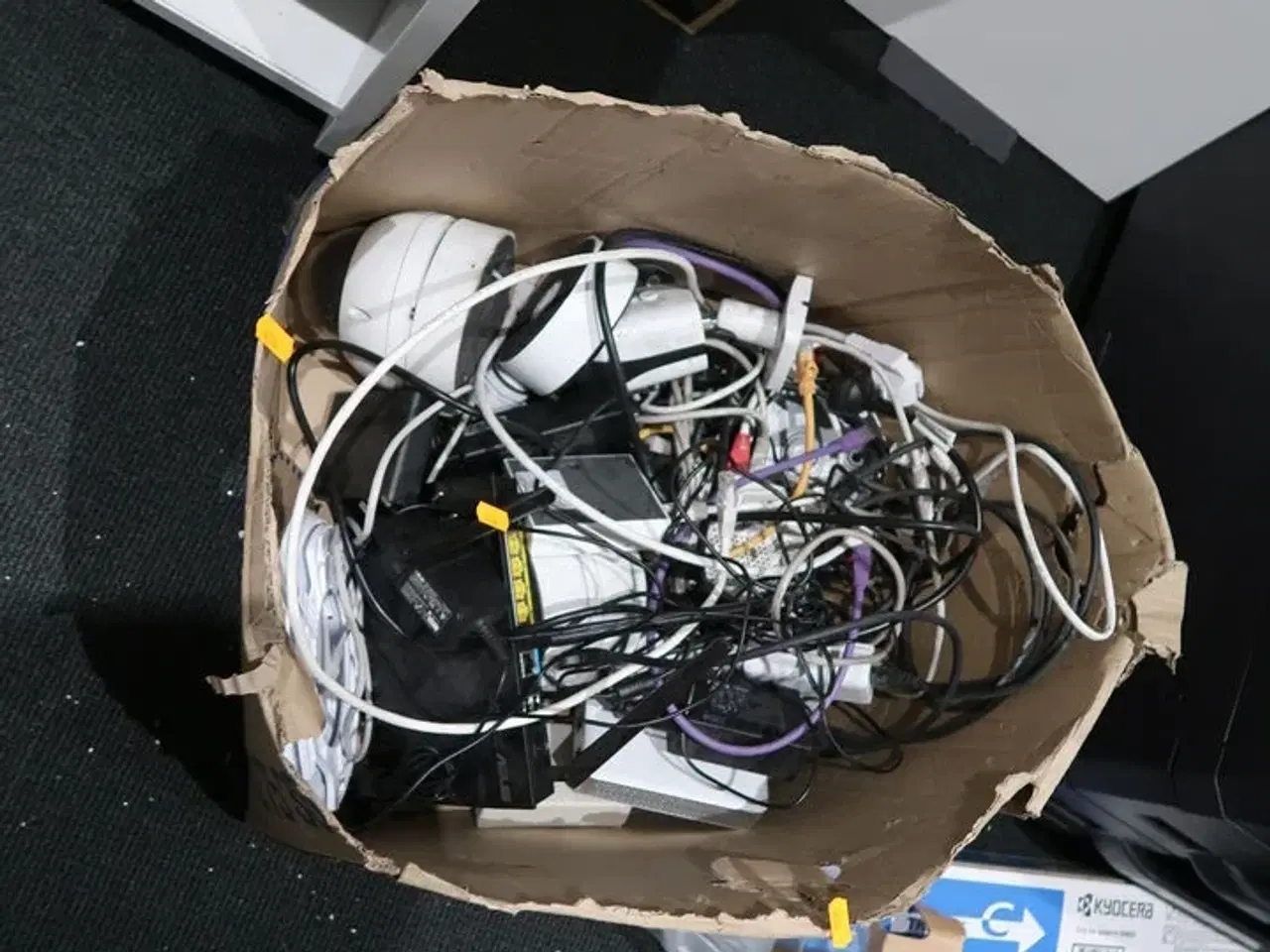 Billede 1 - Kasse med overvågningudstyr m.m.