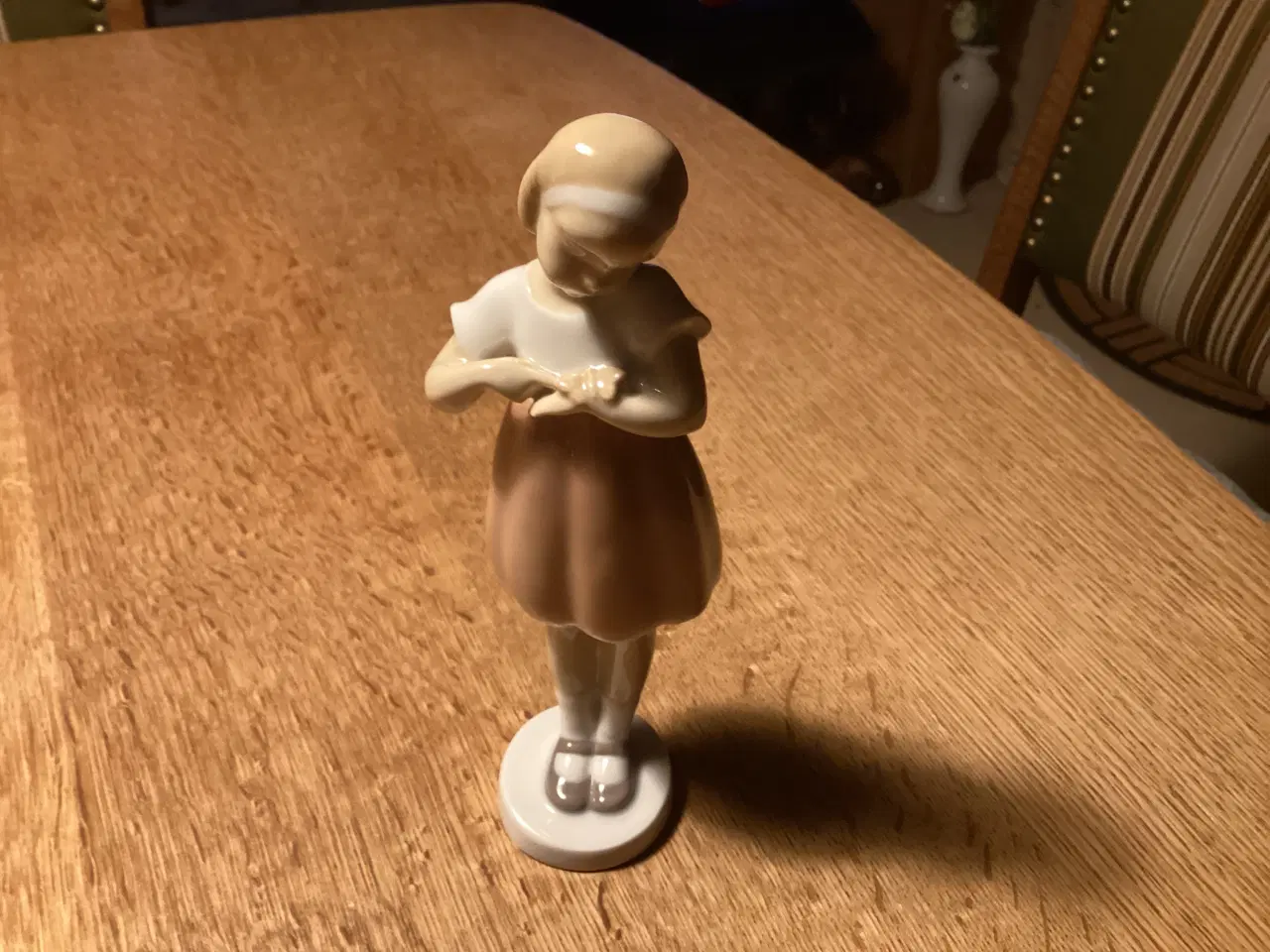 Billede 2 - BG Pige m/Sommerfugl på Arm, hvid/lyserød kjole