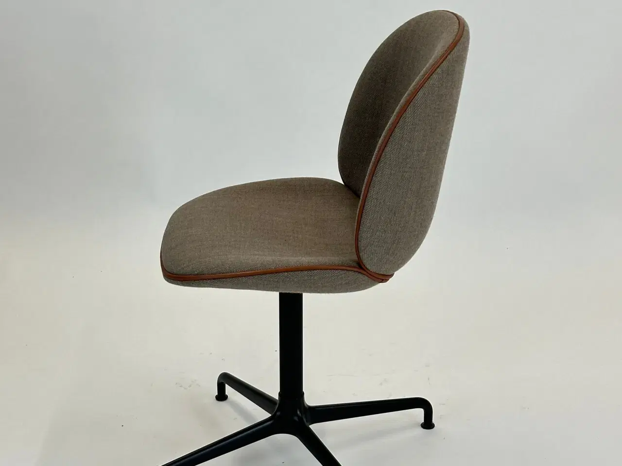 Billede 4 - GUBI | Beetle Meeting Chair (m. brun kant)