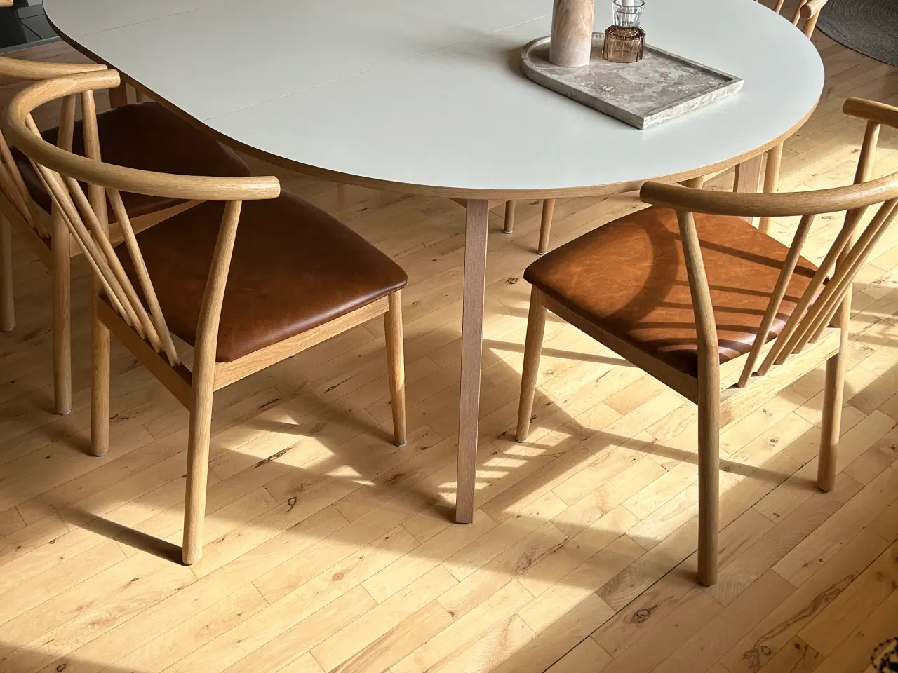 Billede 2 - Spisebord med tillægsplader+ 6 stole 