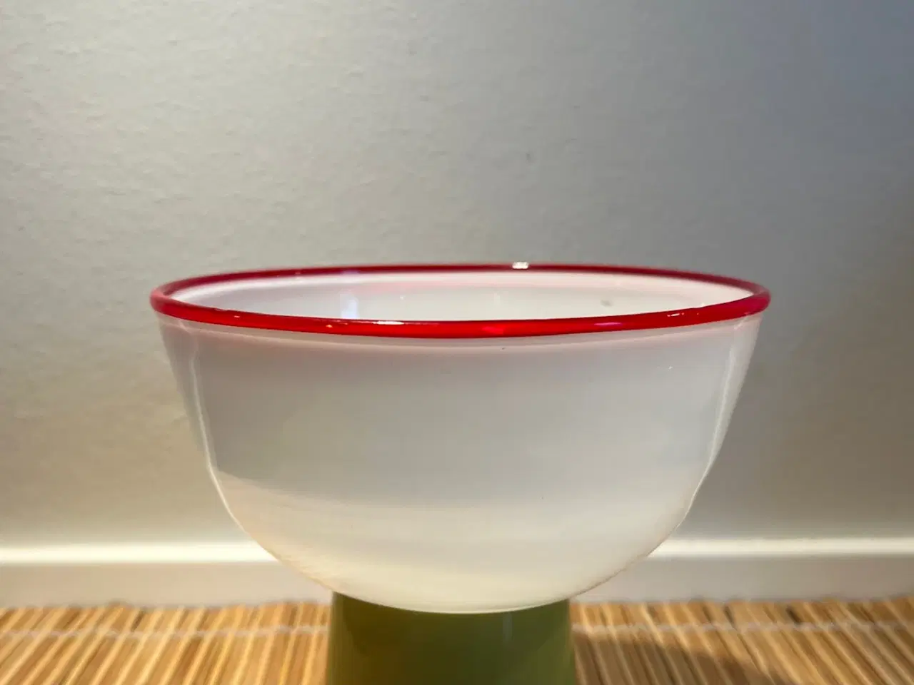 Billede 7 - Elegant vintage glasskål med klassisk rød kant