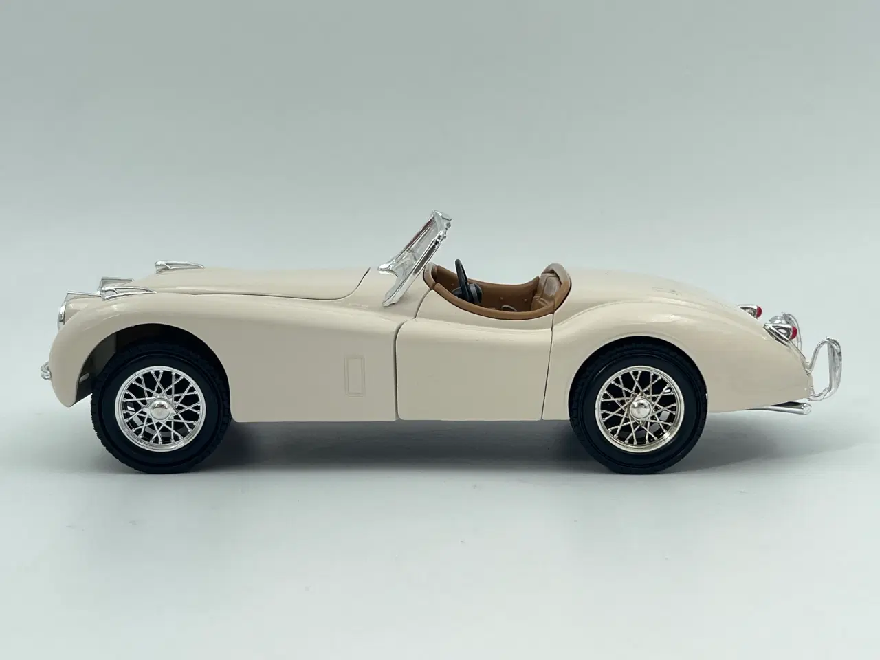 Billede 3 - 1948 Jaguar XK 120 1:18  Flot og detaljeret model