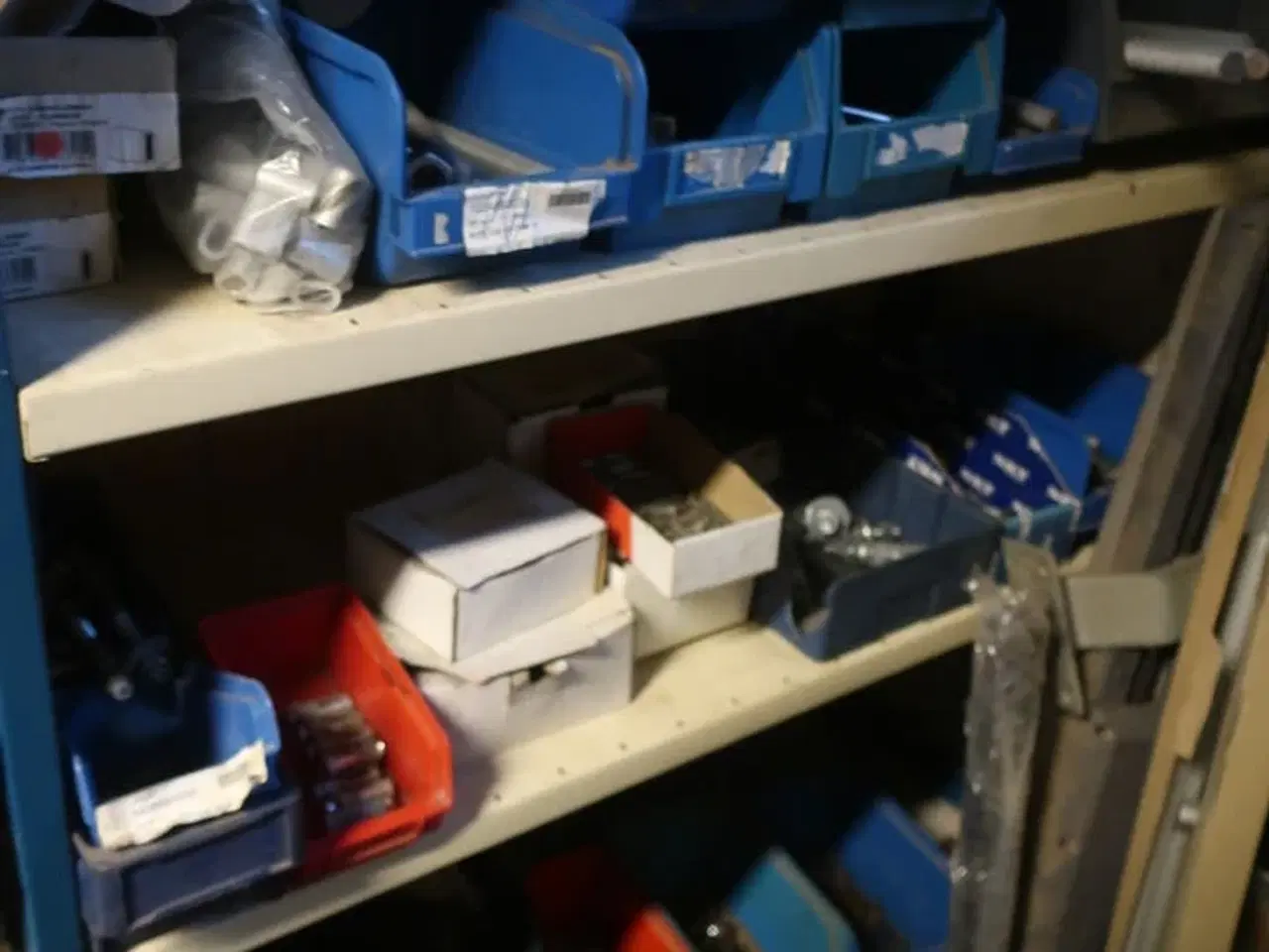 Billede 6 - 4 fag reoler inkl. indhold (se billeder)