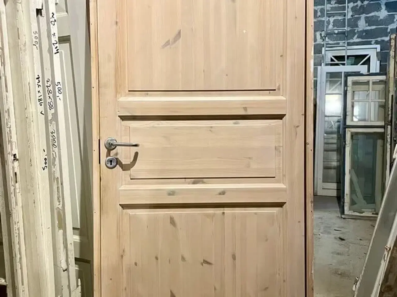 Billede 1 - Nyere fyldningsdør m. karm og snap-hængsler