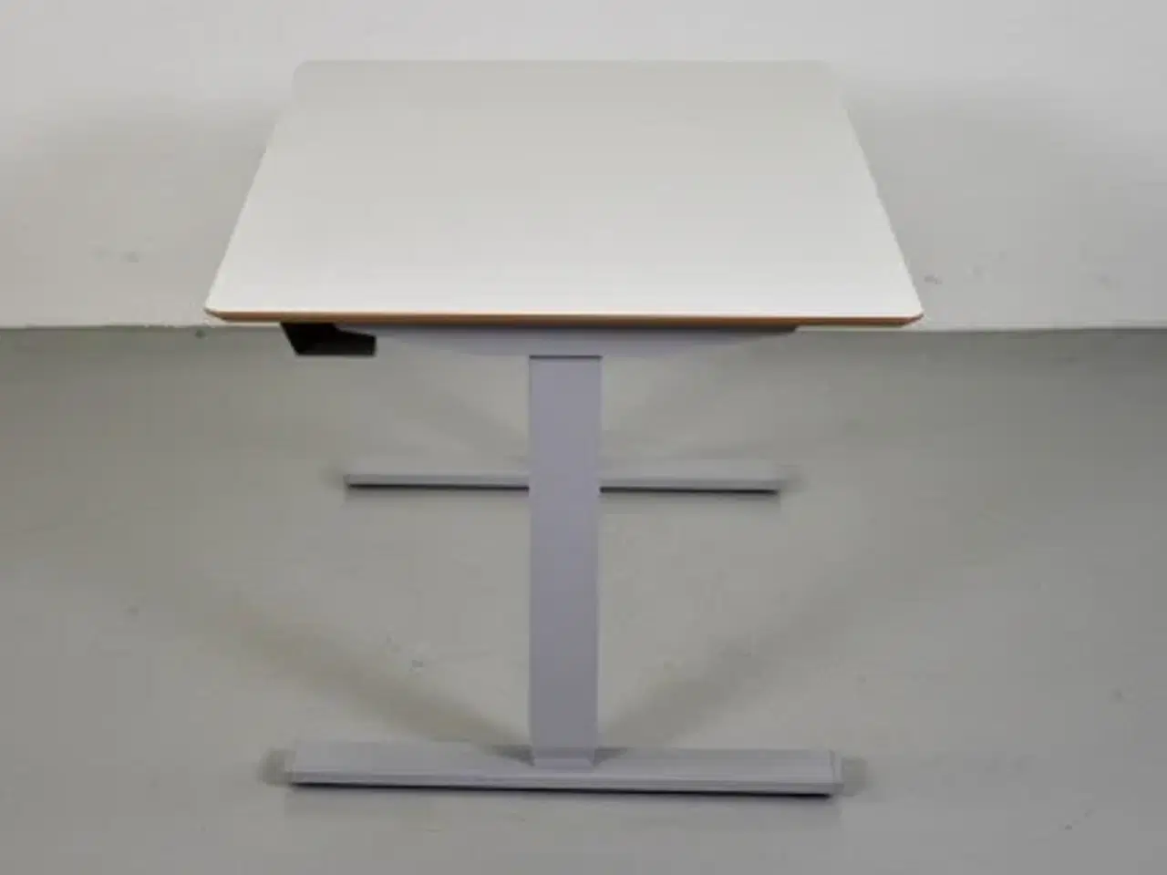 Billede 4 - Scan office hæve-/sænkebord med hvid laminat og kabelbakke, 120 cm.