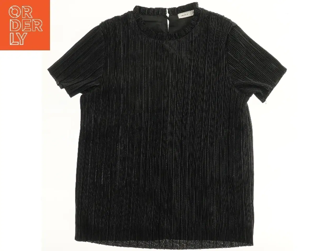 Billede 1 - Sort plisseret T-shirt fra Name It (str. 152)
