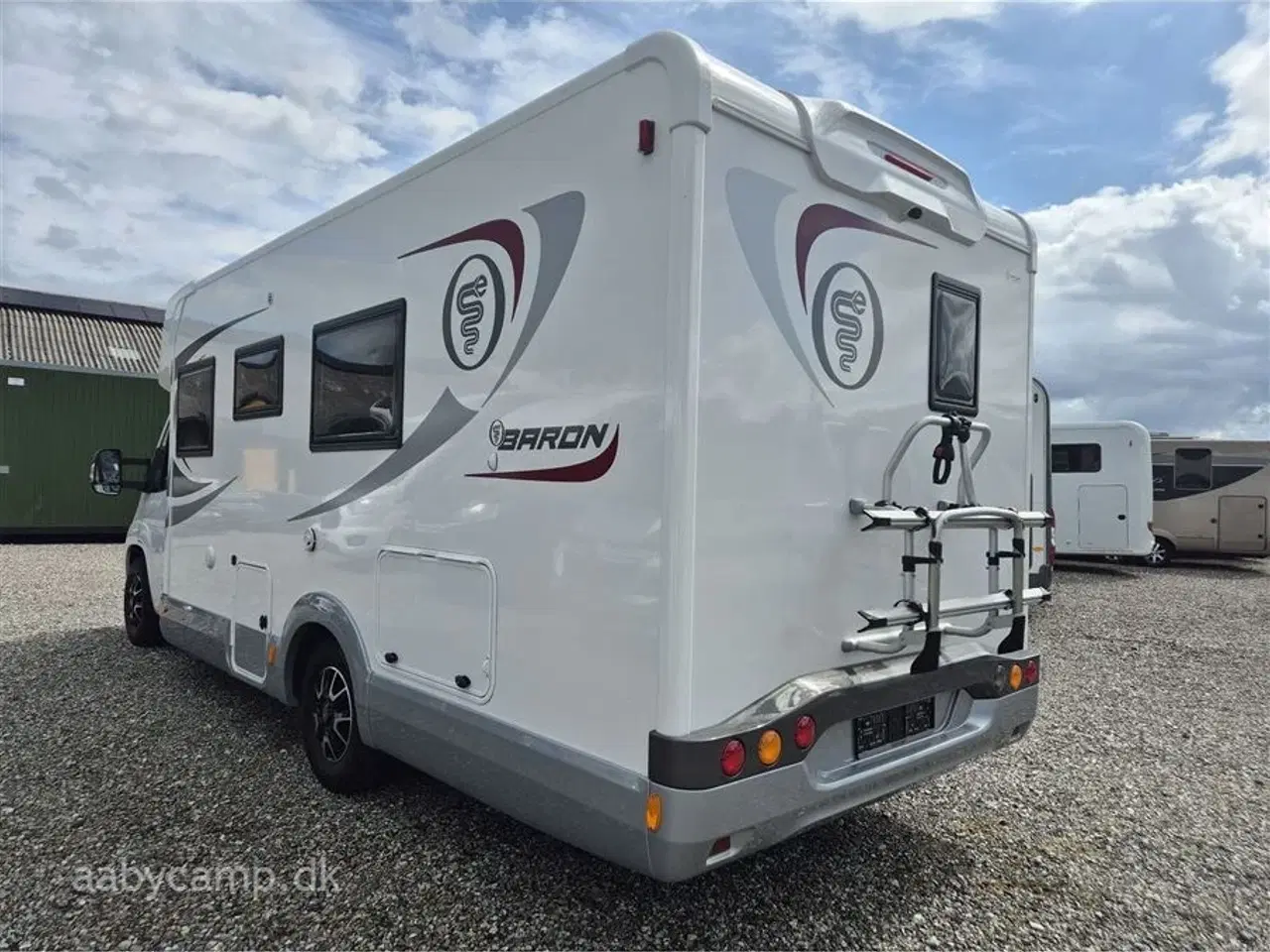 Billede 3 - 2022 - Elnagh Baron 575   Markise. solcelle. lithium batteri. inverter. cykelstativ. undervognsbehandlet. LPG fyldegas. Fuld service. 5 selepladser. Kun 41,000 km.