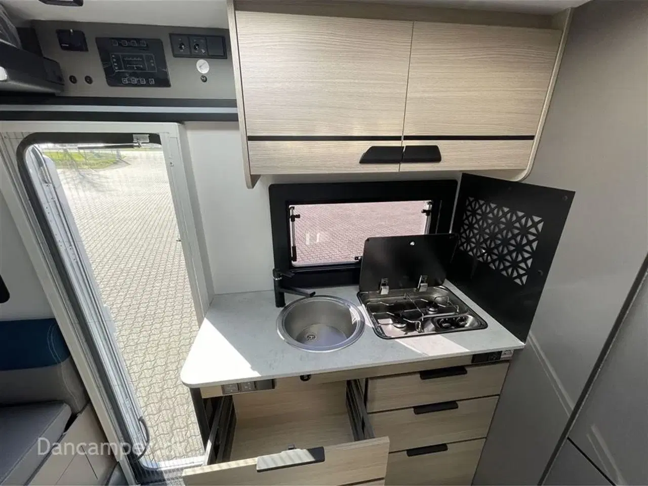 Billede 24 - 2024 - Chausson X650 Exclusive line   MESSEPRIS kr. 999.900,- SPAR kr. 50.000,- Camper med stor Lounge og siddegruppe, 9-trins automatgear, sænkeseng, stor garage, specialfælge, Connect- og X-tilbehørspakke ,