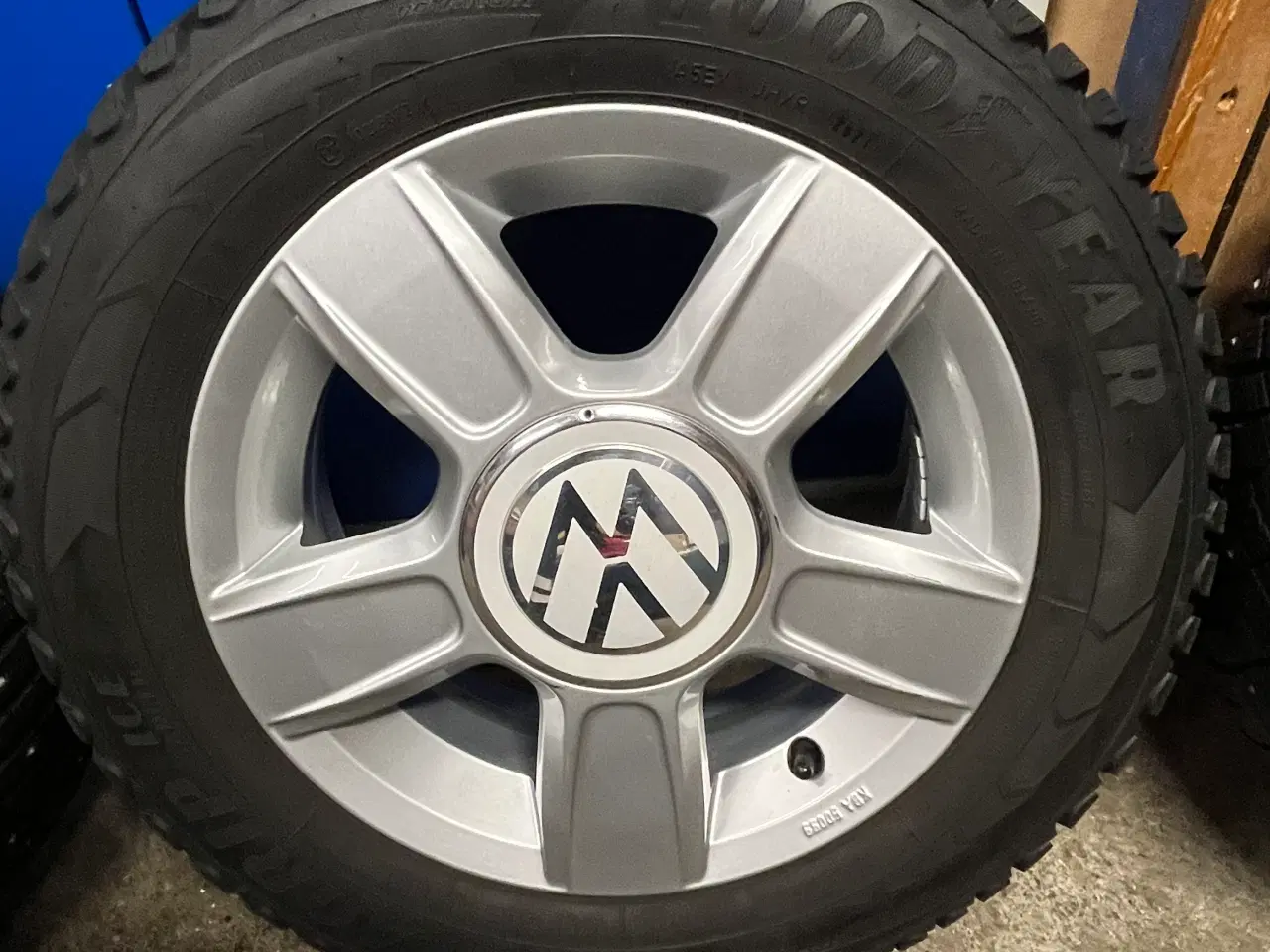 Billede 3 - Vw-Up fabriks nye alufælge med grove vinterdæk