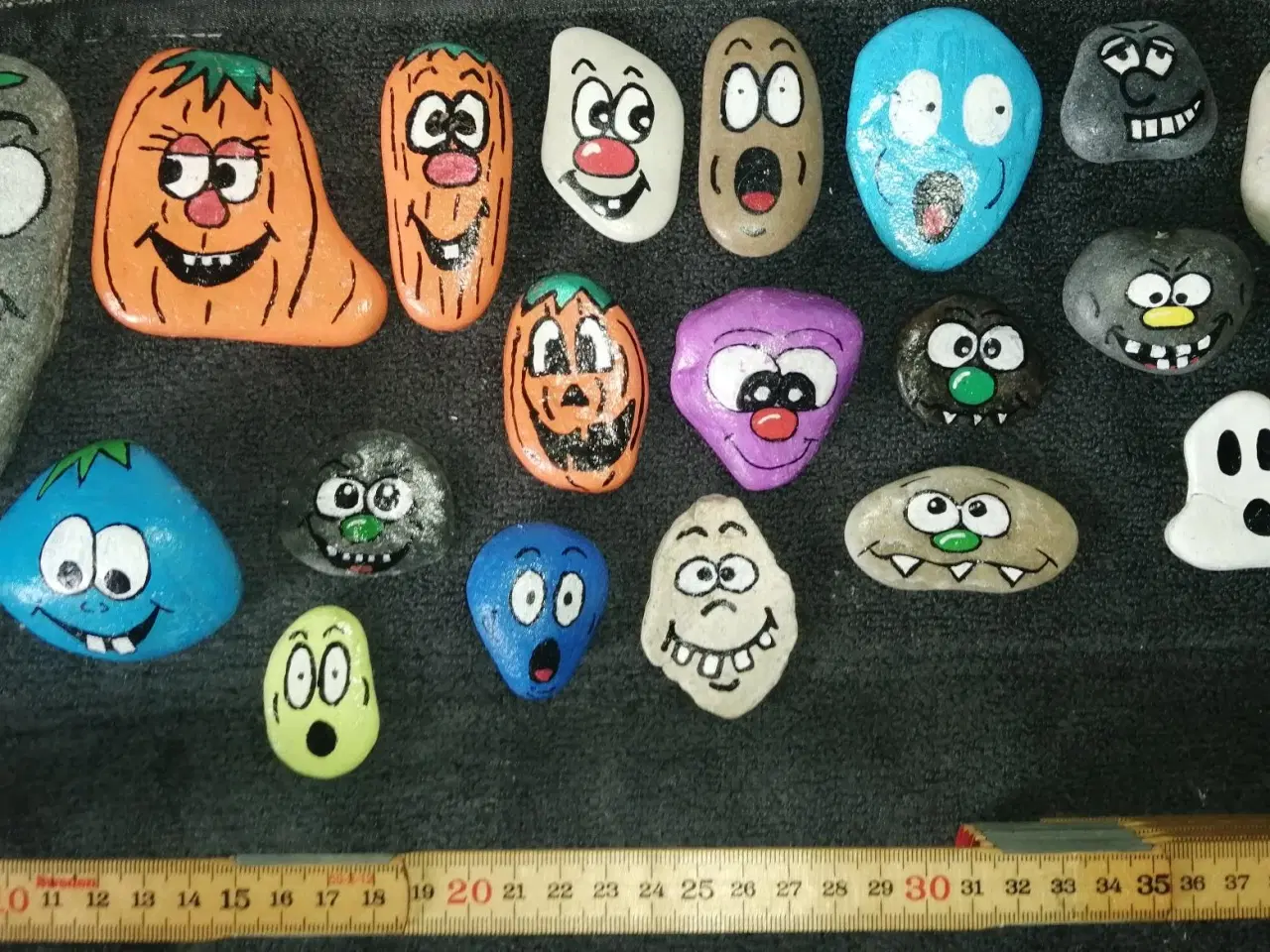 Billede 1 - 20 DEKORATIVE HÅNDMALEDE HALLOWEEN STEN