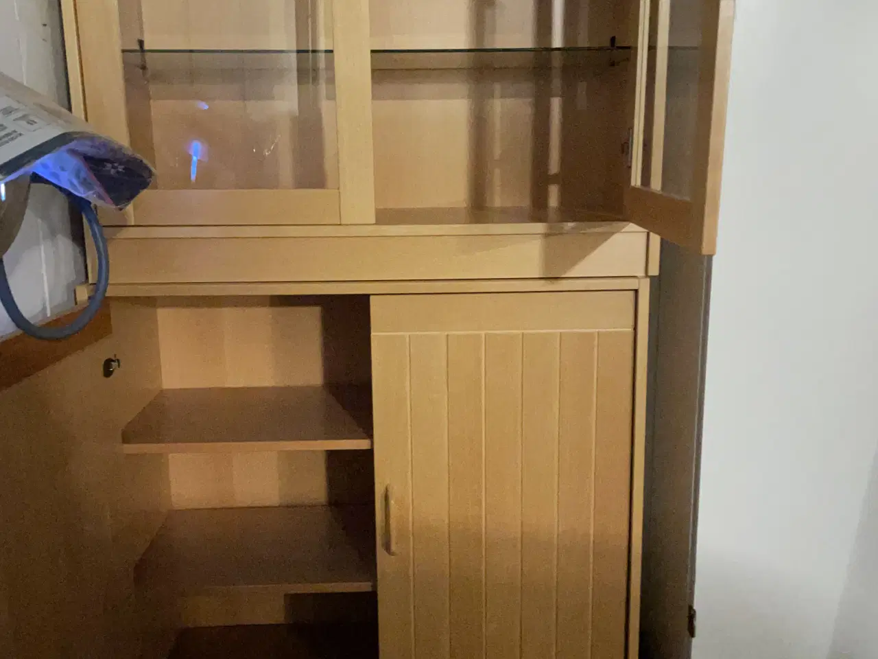 Billede 2 - To delt vitrineskab med lys.